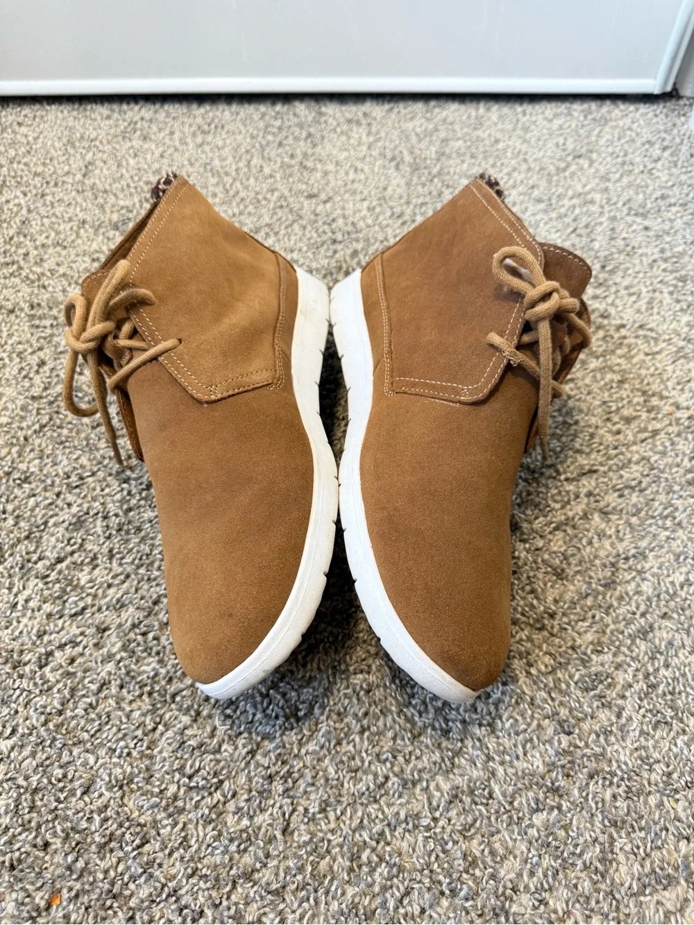 UGG Men's Suede Chukka Boots - Chestnut Brown with White Sole
